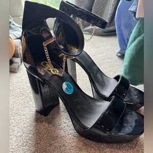GBG Los Angeles Black Chunky Heel Sandals